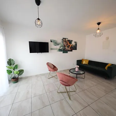 Banlieue 29 - 2 Bedroom Flat In *